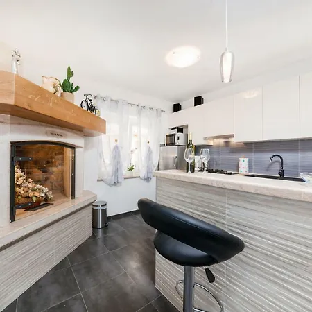 Willa Petra, Kaštelir