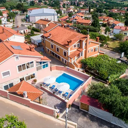 Petra, * Kaštelir
