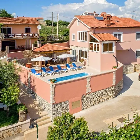 Petra, Villa Kaštelir